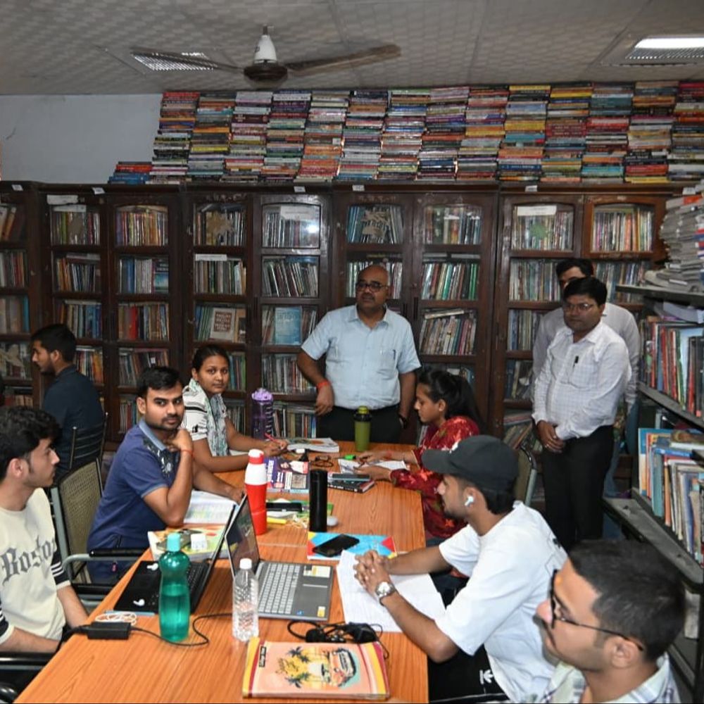 20 लाख से संवरा पुस्तकालय,500 रुपए में तीन-साल की सदस्यता:डीएम ने किया निरीक्षण, 67 हजार से ज्यादा किताबें है मौजूद