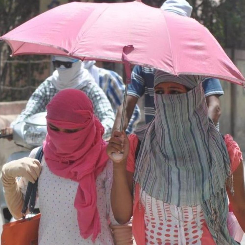 गोरखपुर में चिलचिलाती धूप से लोग परेशान:पछुआ हवा ने बढ़ाई गर्माहट, 42°C तक पहुंचा तापमान