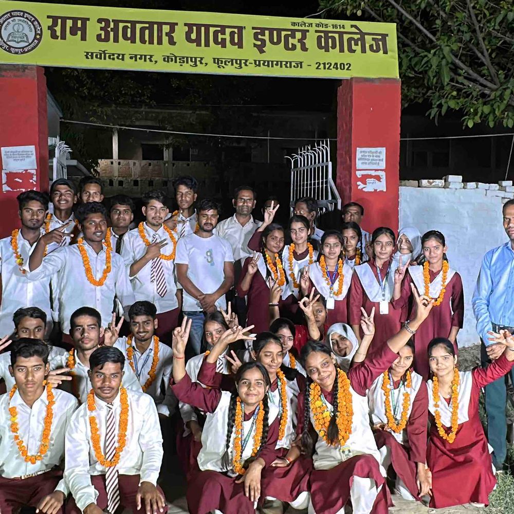 साधारण परिवार से निकलकर बेटियों ने रचा इतिहास:जनपद में फूलपुर की नंदिनी 95.6% के साथ 7वीं, रिया 91.4% के साथ 8वीं रैंक