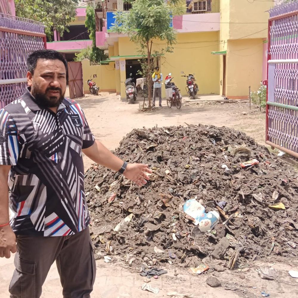 'बकाया मांगने पर मेरे घर निगम अधिकारियों ने फेंकवाया कूड़ा':ठेकेदार ने कहा- 7 महीने से भुगतान नहीं हुआ; नगर आयुक्त ने जांच के आदेश दिए