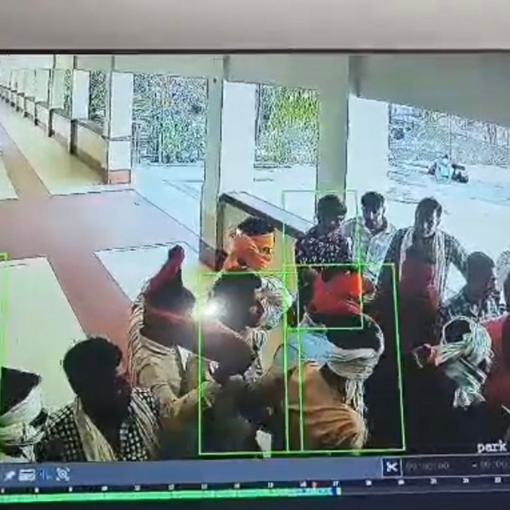 दतिया में खेत विवाद, अस्पताल में नकाबपोशों ने की मारपीट:घायल की इलाज के दौरान हुआ हंगामा, वीडियो में लाठी-डंडों से हमला करते दिखे बदमाश