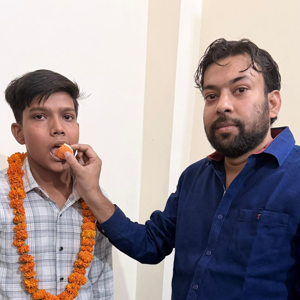 कैब ड्राइवर के बेटे ने इंटर में किया जिला टॉप:कासगंज में शांतनु भदौरिया 454 अंक पाकर बने जिला टॉपर