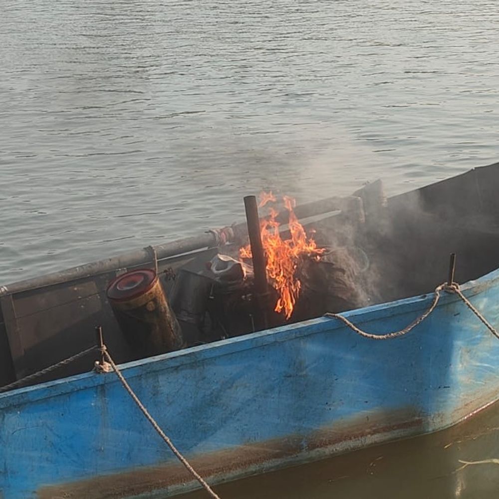 जबलपुर में नर्मदा के माइनिंग माफिया पर एक्शन:युवक की मौत के बाद जागा प्रशासन, 2 नावों को लगाई आग, 3 हाईवा जब्त