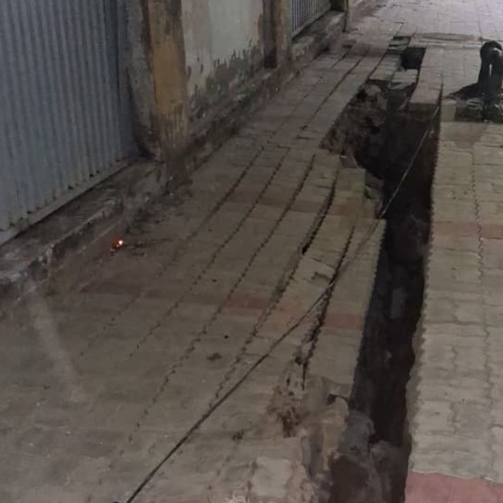 लखनऊ LDA अपार्टमेंट की दीवार में दरार,:पड़ोस की खुदाई से धंसी सड़क; जांच के आदेश