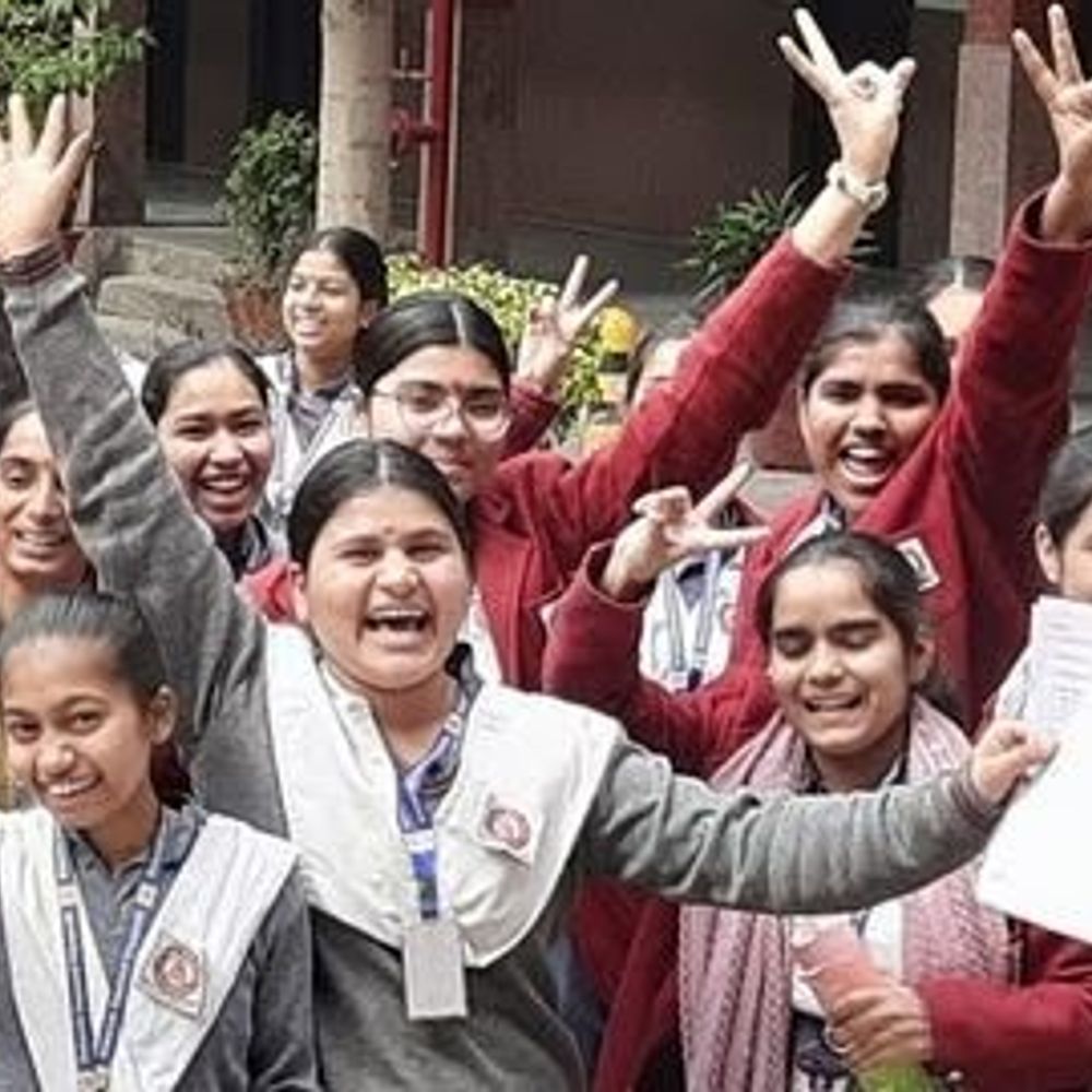 झांसी में दसवीं का रिजल्ट का इंतजार खत्म:छात्र-छात्राओं की बढ़ीं धड़कन, नेशनल हाफिज सिद्दीकी पहुंचे लगे स्टूडेंट