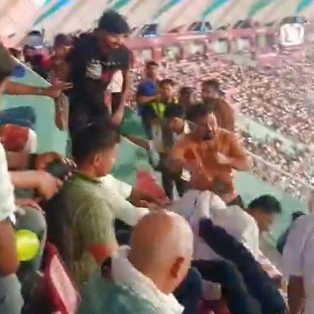 इकाना स्टेडियम में मैच देखने के दौरान भिड़े फैंस, VIDEO:चप्पल से मारा, धक्का देकर गिराया; 3 सीढ़ी नीचे गिरा युवक