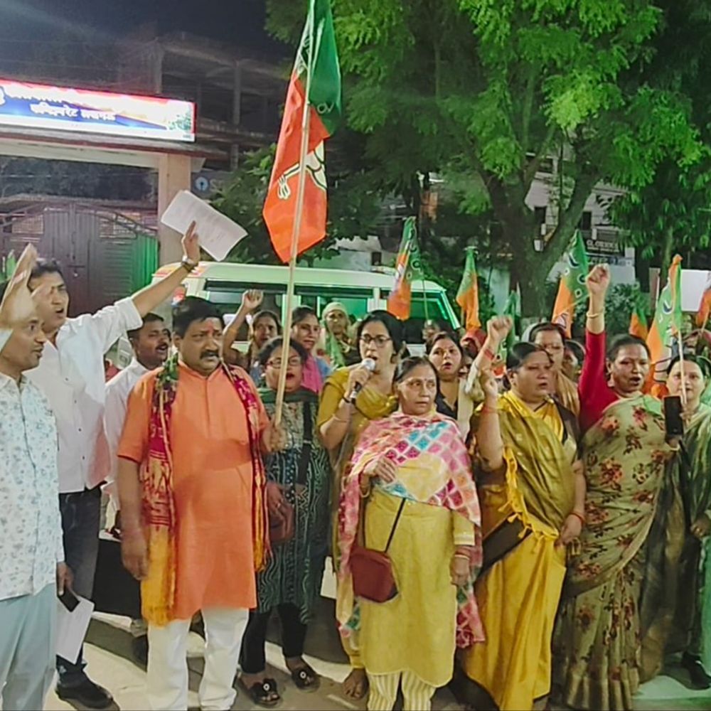 लखनऊ के चिनहट थाने में नारेबाजी:अखिलेश यादव और राहुल गांधी होश में आओ, मेयर को जान से मारने की धमकी देने का आरोप