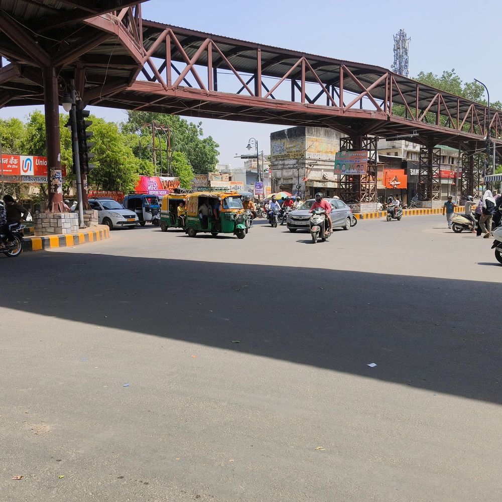 बरेली में आसमान से बरस रही आग:पारा 41 डिग्री के पार, सड़कों पर पसरा सन्नाटा और अस्पतालों में बढ़ी मरीजों की भीड़