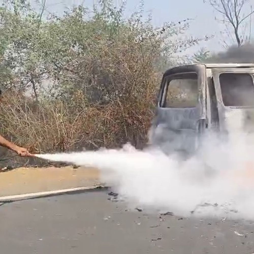 एंबुलेंस से मरीज बचाने वाले पुलिसकर्मी सम्मानित:नर्मदापुरम SP ने थपथपाई 3 जवानों की पीठ; आग लगने पर बचाई थी मरीज की जान