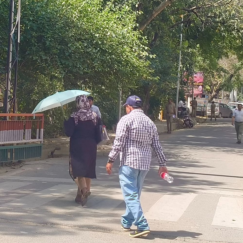 गाजियाबाद में 41 डिग्री तापमान में भीषण गर्मी की दस्तक:दोपहर में सड़कें खाली होने लगीं, हीटवेव से बचाव के लिए गाइडलाइन जारी