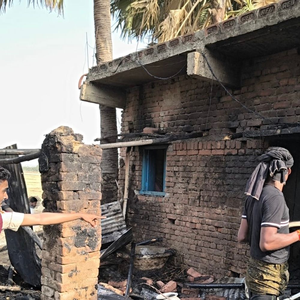 शेखपुरा में शॉर्ट सर्किट से घर में आग:2 मवेशियों की मौत, 5 लाख से ज्यादा नुकसान, दमकल ने 2 घंटे में पाया काबू