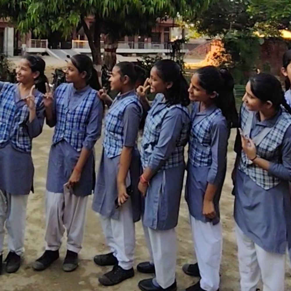 हाथरस की अपर्णा ने 10वीं में जिला टॉप किया:पिछले साल से बेहतर रहा रिजल्ट, जिले का प्रदेश में 21वां स्थान