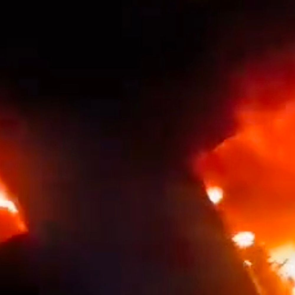 सहारनपुर में टेंट गोदाम में लगी आग:भाजपा नेता की दुकान भी जली, दमकल की 6 गाड़ियों ने पाया काबू