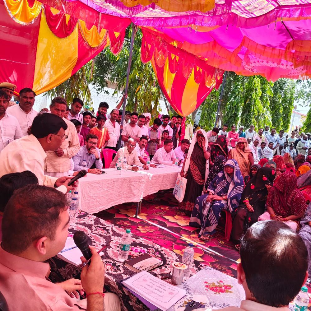 कौशांबी DM ने चौपाल में सुनी ग्रामीणों की समस्या:'गांव की समस्या, गांव में समाधान' कार्यक्रम के तहत दिए निर्देश