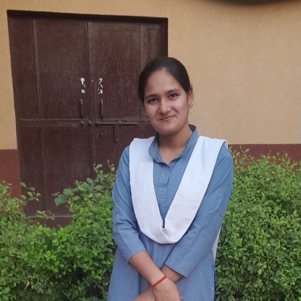 एटा की शालिनी ने हाई-स्कूल परीक्षा में किया टॉप:568 अंक प्राप्त कर जिले में पहला स्थान, पिता प्राइमरी स्कूल में शिक्षक