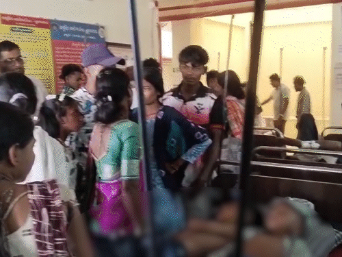 गुजरात के वलसाड में सड़क हादसे में 8 की मौत:  ब्रेक फेल होने से ढलान पर लुढ़ककर पलटी पिकअप, 28 लोग सवार थे – Gujarat News