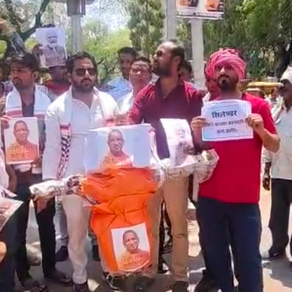 ललितपुर में स्मार्ट मीटर, गैस किल्लत पर प्रदर्शन:सपा-कांग्रेस कार्यकर्ताओं ने सीएम का पुतला फूंकने की कोशिश की