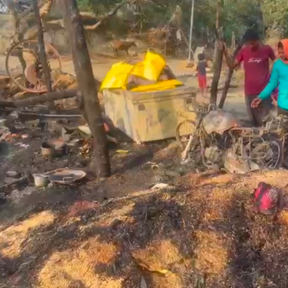 बाराबंकी के ढेखवामाफी गांव में भीषण आग:5 छप्परनुमा मकान और सामान जलकर राख