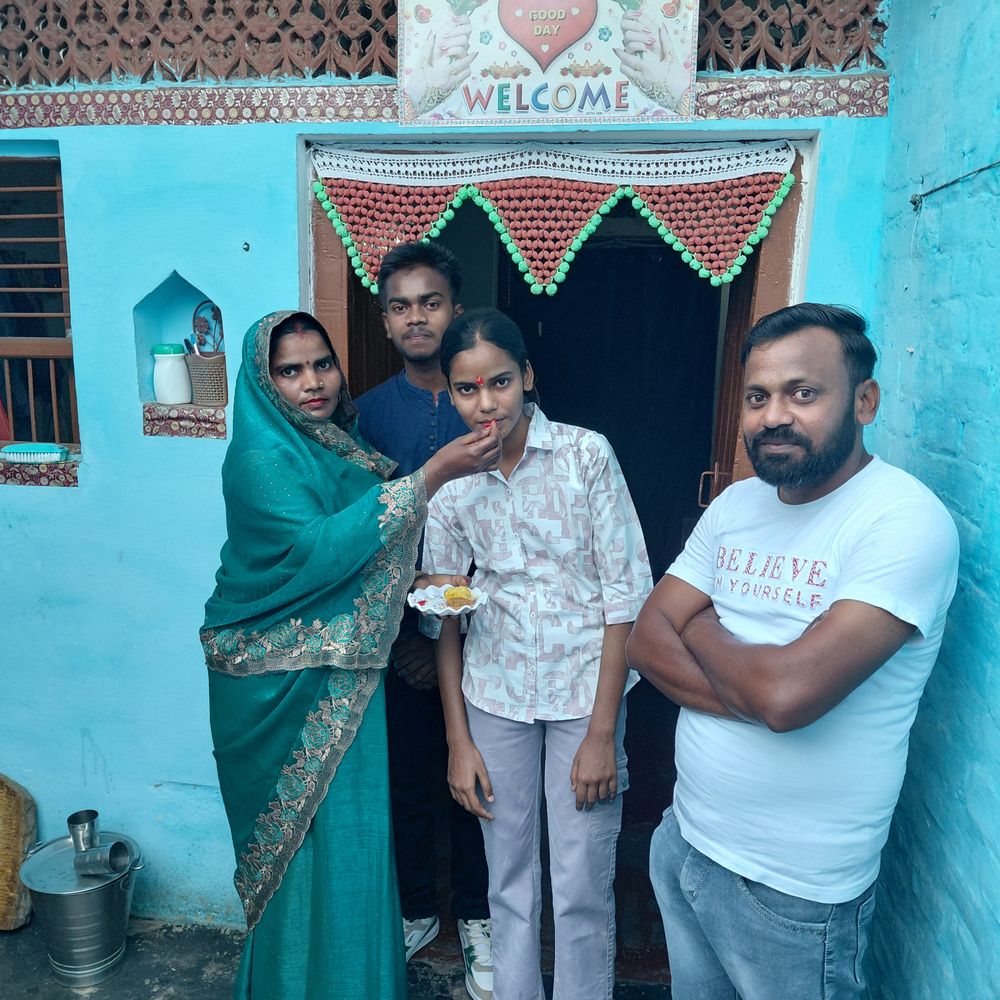 दूधिया की बेटी ने इंटरमीडिएट में किया जिला टॉप:राजमिस्त्री का बेटा दूसरे और किसान का बेटा तीसरे स्थान पर रहा