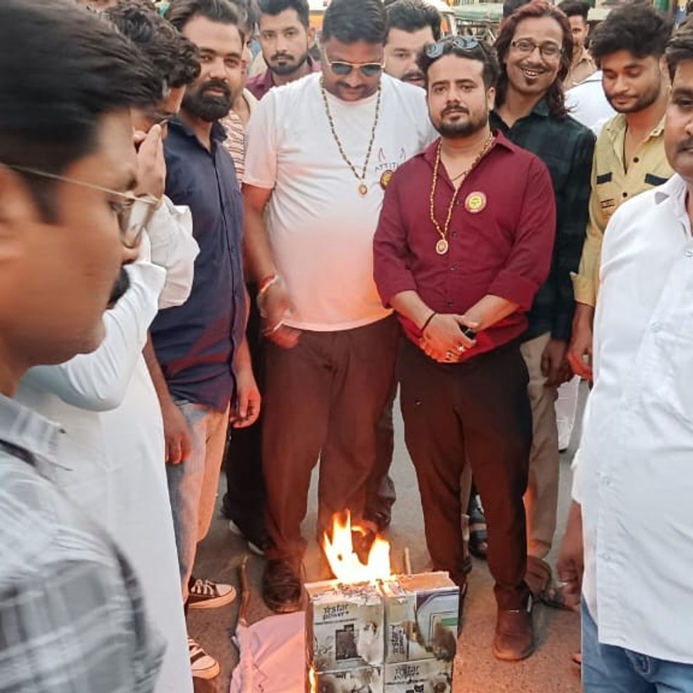 पीलीभीत में स्मार्ट मीटर के विरोध में प्रदर्शन:व्यापारियों और नागरिकों ने निकाली प्रतीकात्मक 'शव यात्रा'