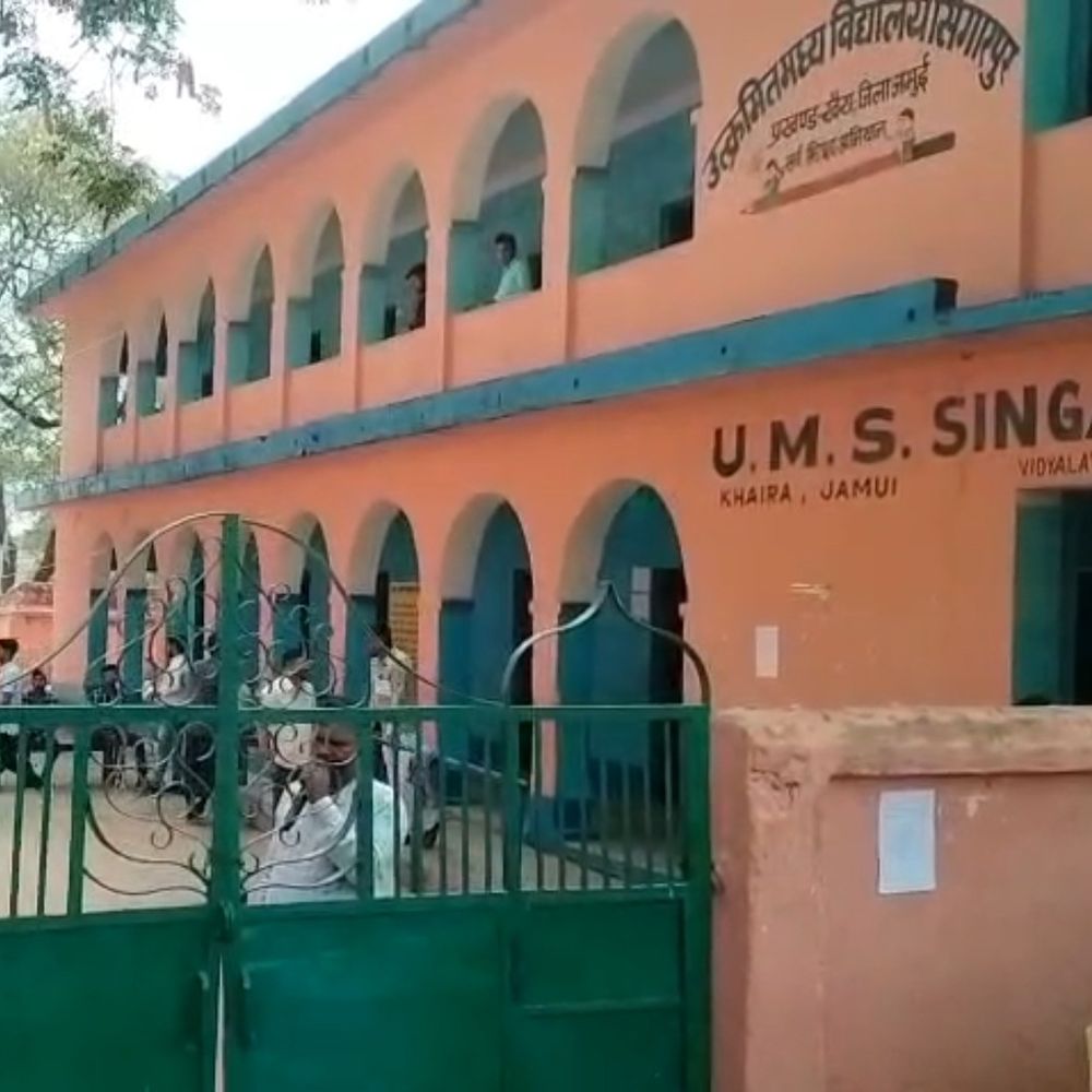 जमुई में जुआ पर पुलिस की बड़ी कार्रवाई:2 शिक्षक समेत 17 गिरफ्तार, छापेमारी में रंगेहाथ पकड़े गए, सामग्री बरामद