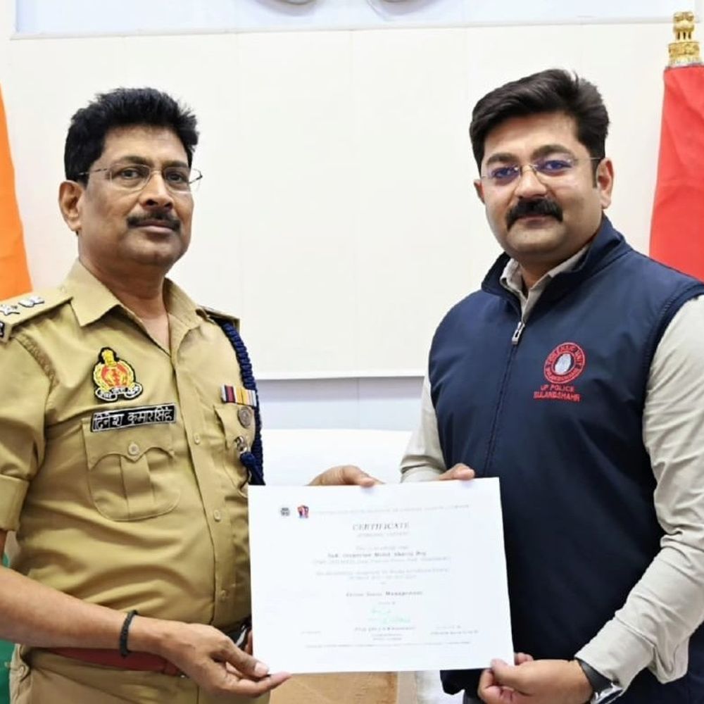 बुलंदशहर पुलिस ने लखनऊ प्रशिक्षण में प्रथम स्थान प्राप्त किया:वरिष्ठ पुलिस अधीक्षक ने दारोगा शारिक बेग और मुकुल राज को सम्मानित किया