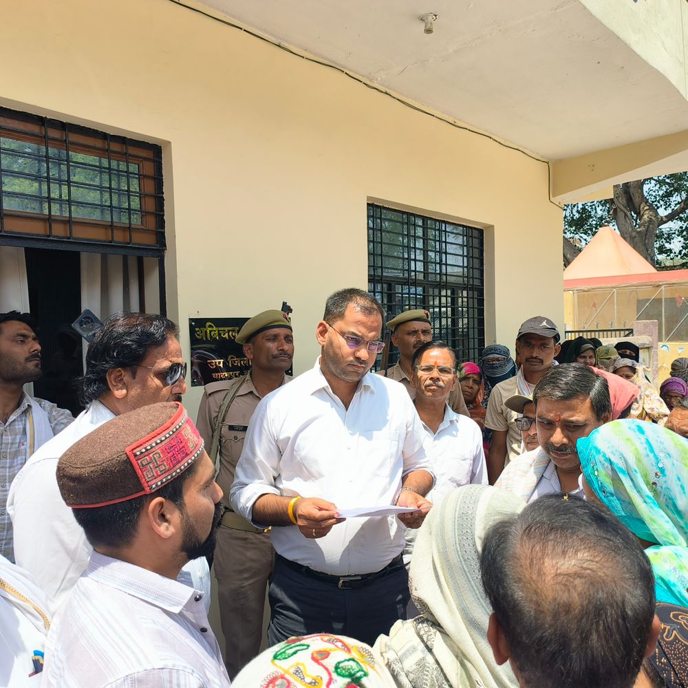 साहब! कल शादी है, रिचार्ज के बाद बिजली कट गई:कानपुर में प्रीपेड मीटर से परेशान लोगों सौंपा ज्ञापन, बिजली विभाग मुर्दाबाद के लगाए नारे