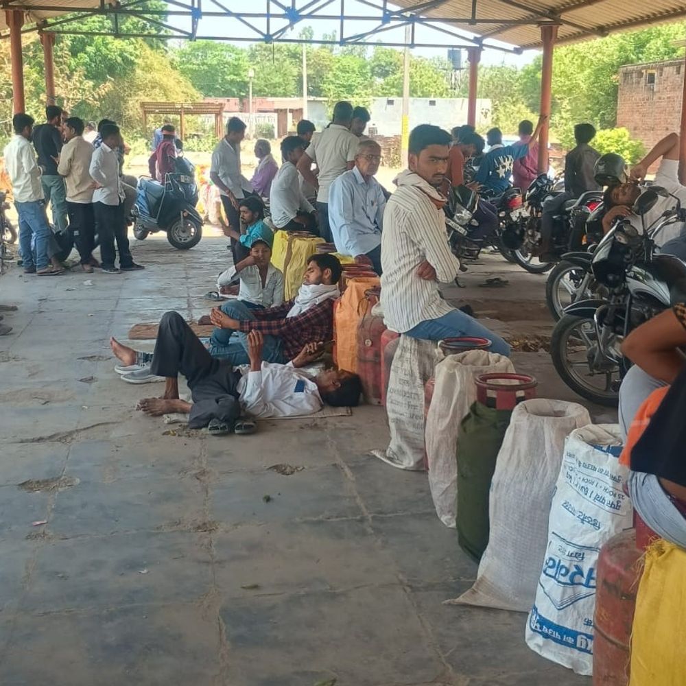 गोंडा में LPG सिलेंडर वितरण के लिए 12 अधिकारी तैनात:बुकिंग-डिलीवरी की समस्या निपटाने को चारों तहसीलों में जिम्मेदारी