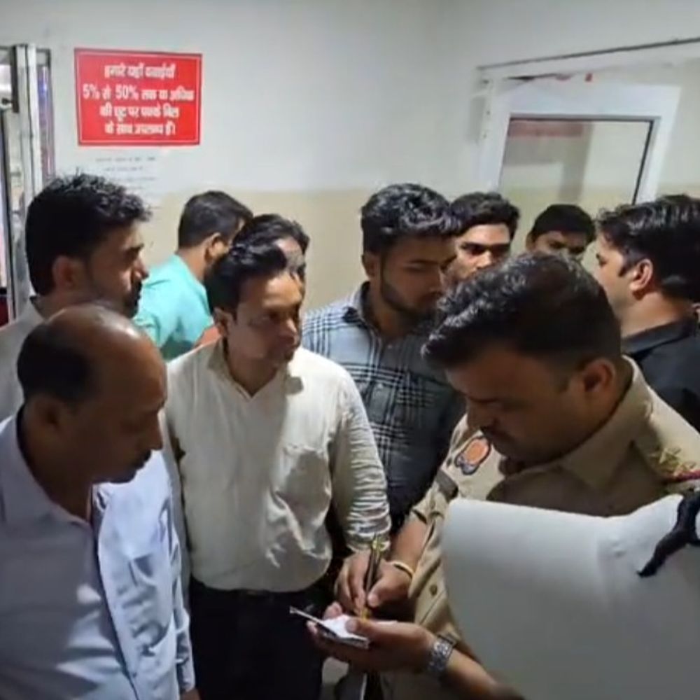 मेरठ में कन्फेक्शनरी संचालक को बदमाशों ने गोली मारी:पेटीज के पैसे मांगने पर मारी गोली, अस्पताल में भर्ती, CCTV से तलाश हुई शुरू