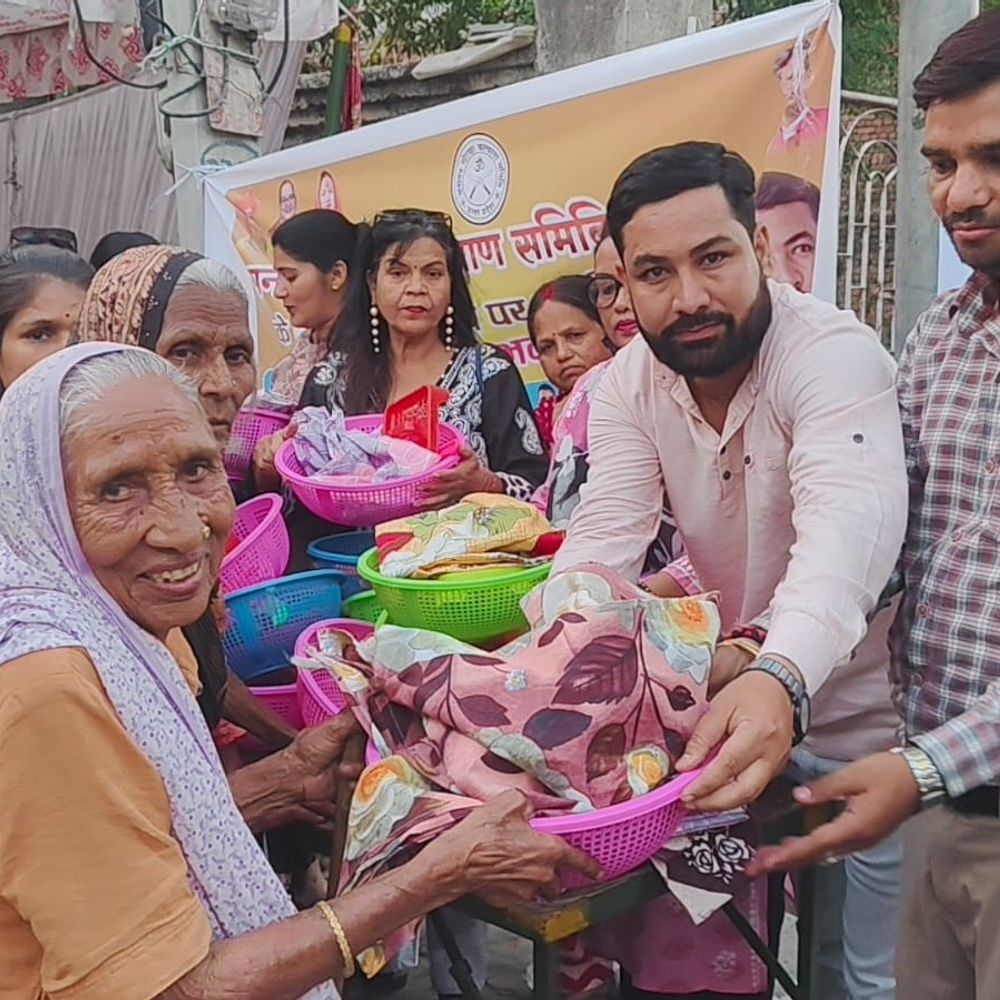 सनातन गोरखा समिति ने अग्निकांड पीड़ितों को राहत सामग्री बांटी:लखनऊ में संस्था ने झुग्गी-झोपड़ियों में जाकर की मदद