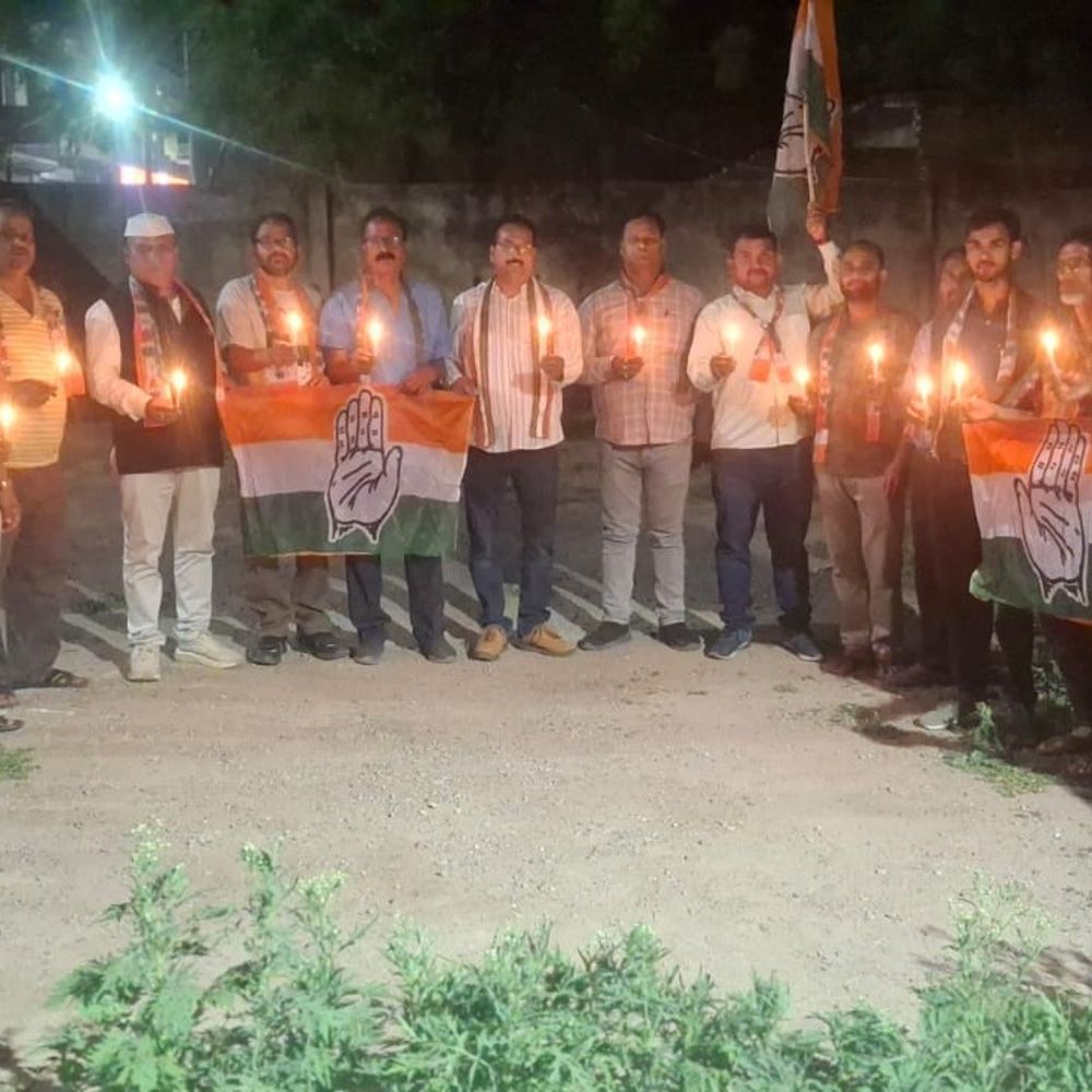 पहलगाम हमले की बरसी पर कांग्रेस कार्यकर्ताओं ने दी श्रद्धांजलि:मैनपुरी में कैंडल जलाकर दो मिनट का मौन, शहीद नागरिकों को किया याद