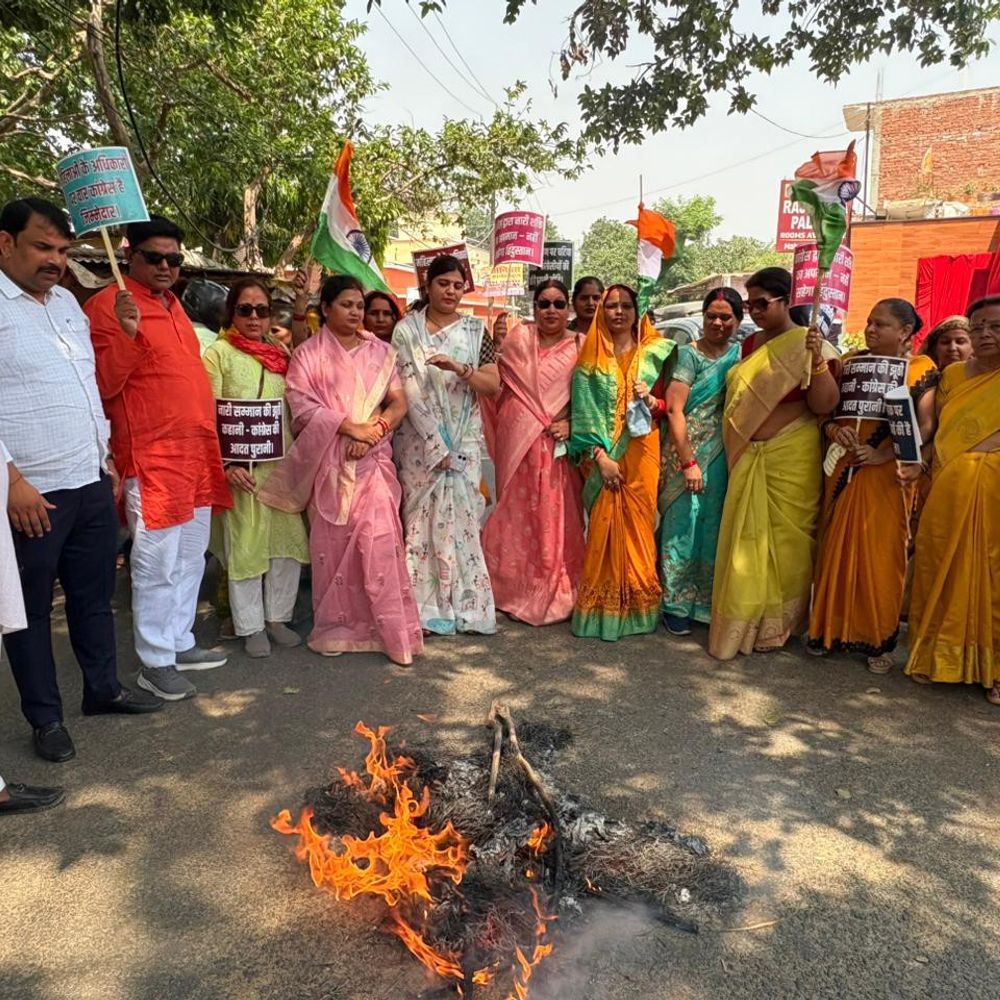 बस्ती में 'जन आक्रोश महिला सम्मेलन':महिलाओं ने नारेबाजी करके अधिकारों की आवाज उठाई, पुतला दहन किया