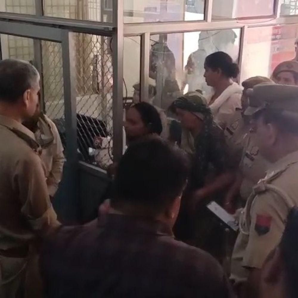 मथुरा में एसएसपी कार्यालय पर आत्मदाह की चेतावनी दी:तलाशी में ज्वलनशील पदार्थ नहीं मिला, पुलिस ने दिया कार्रवाई का आश्वासन