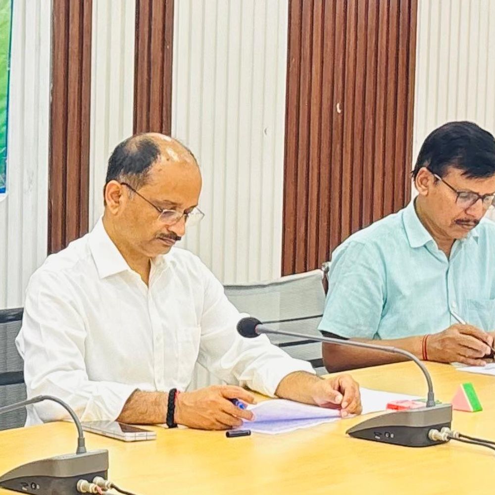 वृद्धावस्था पेंशन नियम बदले, आधार कार्ड आयु प्रमाण नहीं:आवेदन के लिए परिवार रजिस्टर या शैक्षिक प्रमाण पत्र अनिवार्य