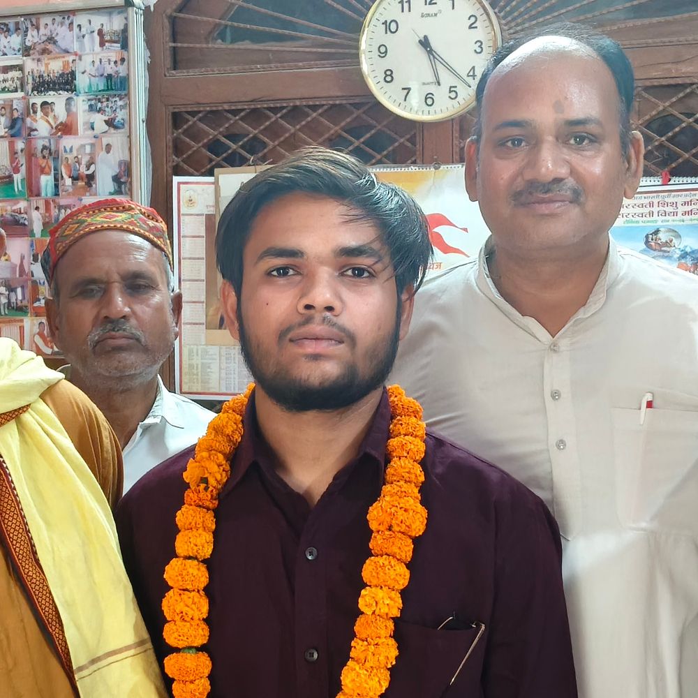 चित्रकूट में इंटरमीडिएट में वप्पारावल और हाईस्कूल में मानसी टॉपर:यूपी बोर्ड में प्रदेश टॉप-10 में बनाई जगह, टीचरों ने मिठाई खिलाकर दी बधाई