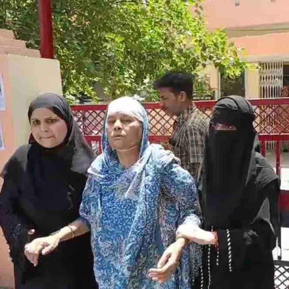 सगे भाई ने बहन के घर में घुसकर मारपीट की:कानपुर में साथियों के साथ मिलकर लोहे की रॉड-डंडों से पीटा, दृष्टिहीन मां समेत कई घायल