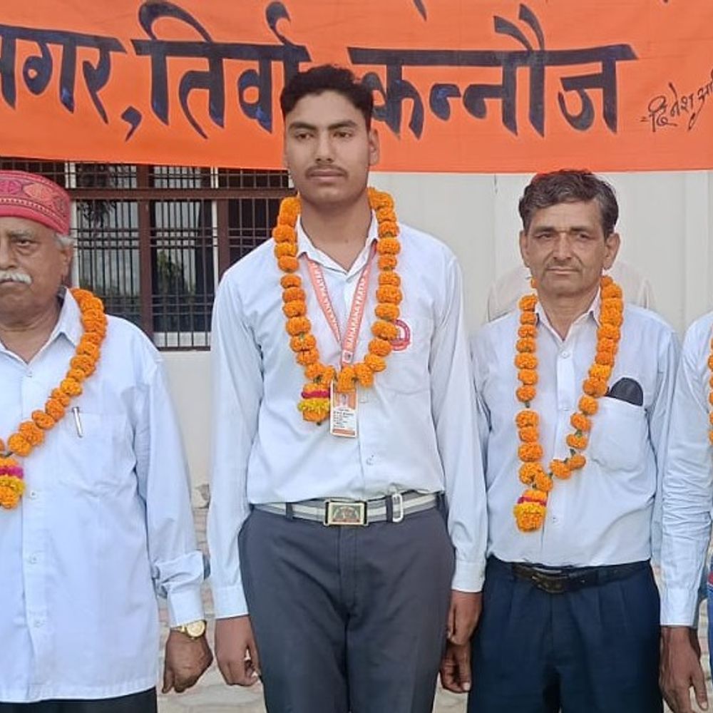 इंटरमीडिएट टॉपर योगेश राठौर ने बताया सफलता का राज:माता-पिता और स्कूल स्टाफ को दिया श्रेय, ब्रह्म मुहूर्त में करते थे पढ़ाई