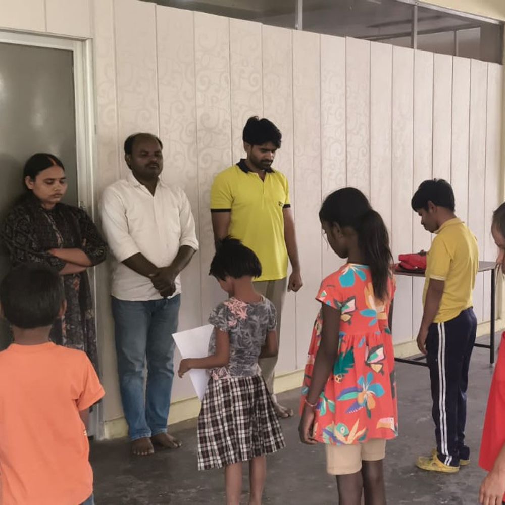 जौनपुर में दिव्यांग बच्चों ने युद्ध रोकने की अपील की:रूहट्टा के स्कूल में दिया वसुधैव कुटुंबकम का संदेश