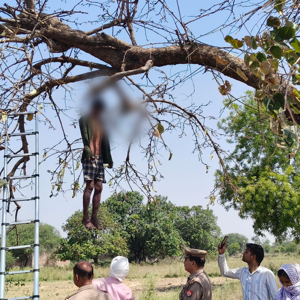 चित्रकूट में संदिग्ध हालत में युवक की मौत:पेड़ पर फंदे से लटका मिला शव, नहीं हो सकी पहचान
