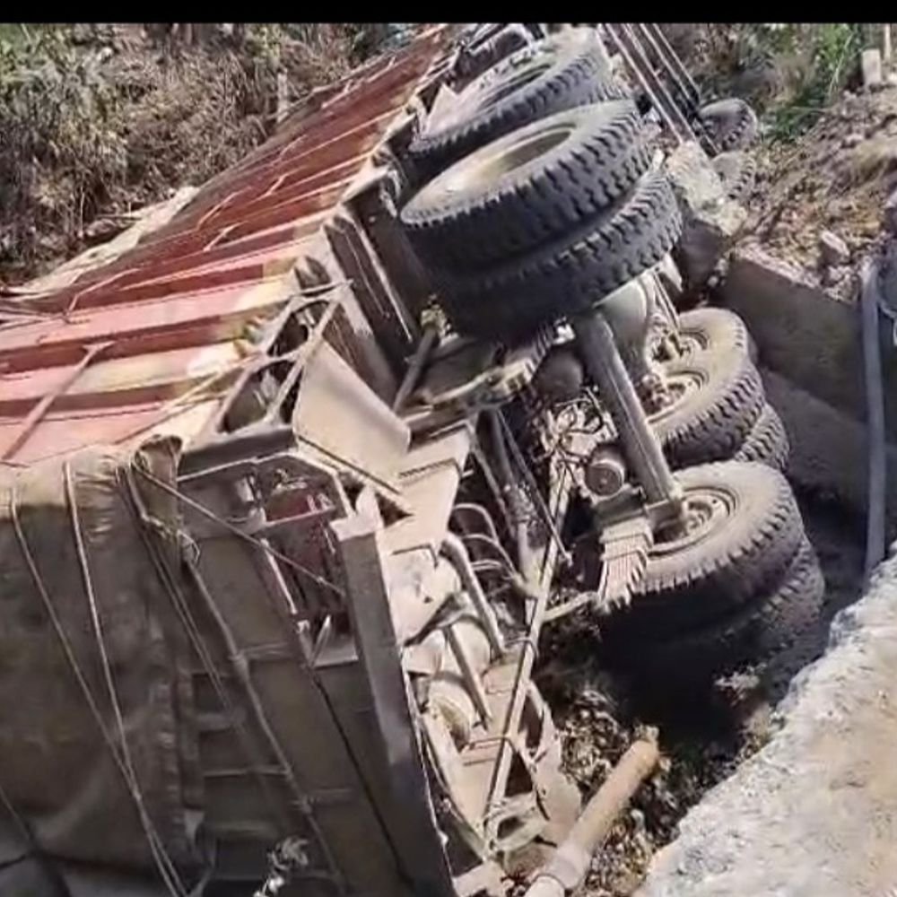 जहानाबाद में तेज रफ्तार ट्रक पलटा:ड्राइवर कूदकर भागा, बिजली के तार टूटे, सड़क पर लंबा जाम लगा