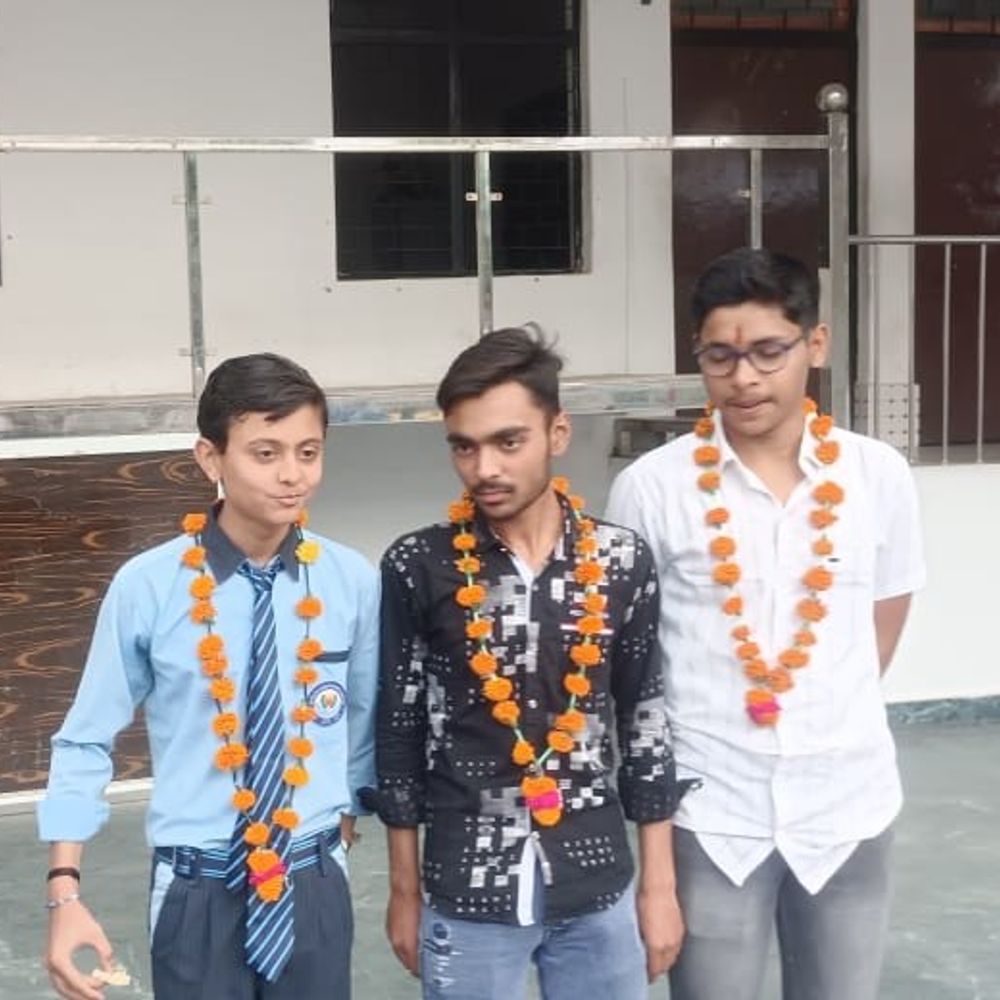 टॉपर अनीश के पिता किसान, मां कपड़े सिलती हैं:बाबा ने जताई खुशी, बोले- वो जहां तक पढ़ेगा, वहां तक पढ़ाएंगे