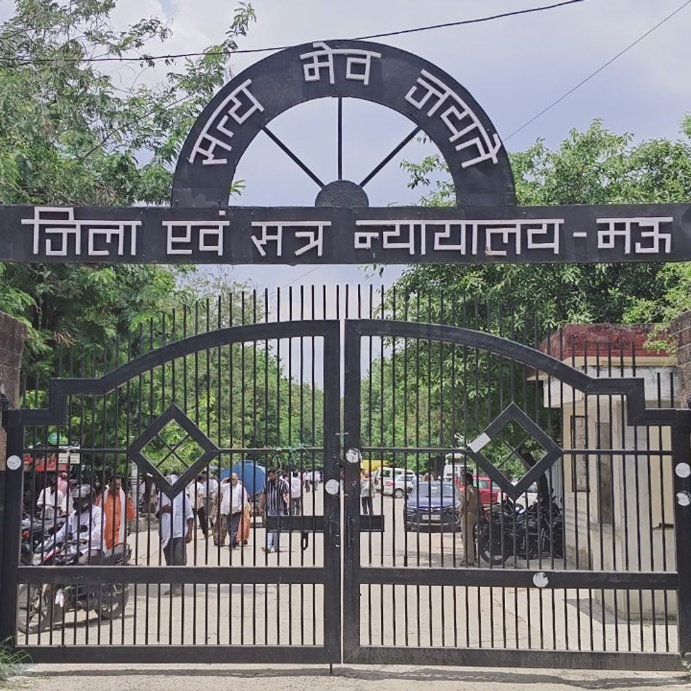 चलती ट्रेन से बंदी फरार, तीन सिपाहियों को सजा:मऊ सीजेएम कोर्ट का फैसला, एक-एक साल कारावास, 15-15 हजार जुर्माना