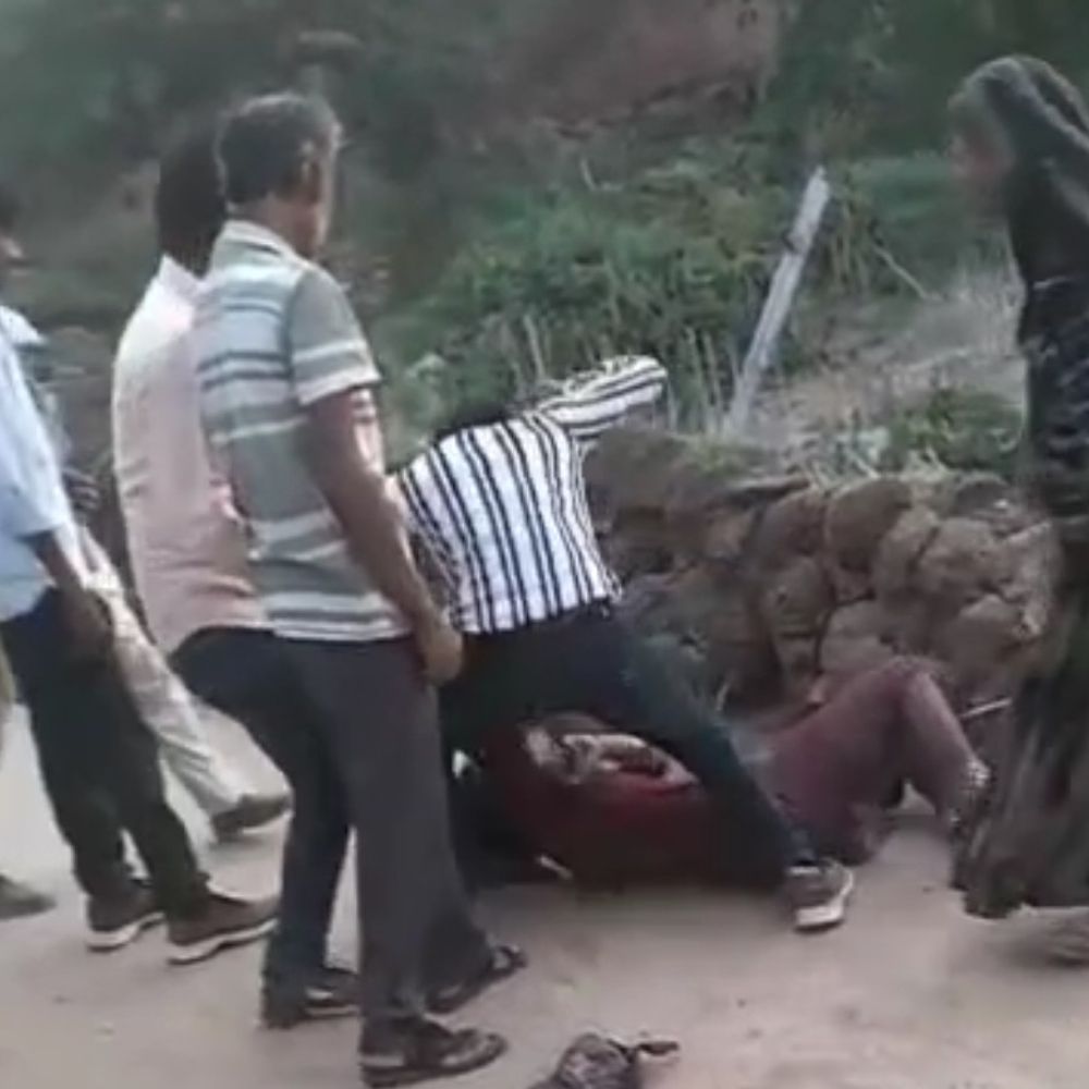 बांदा में युवती की परिजनों ने की पिटाई, VIDEO:बीच सड़क पर बाल खींचकर लात-घूसों से मारा, युवक संग जाने की जिद पर अड़ी थी