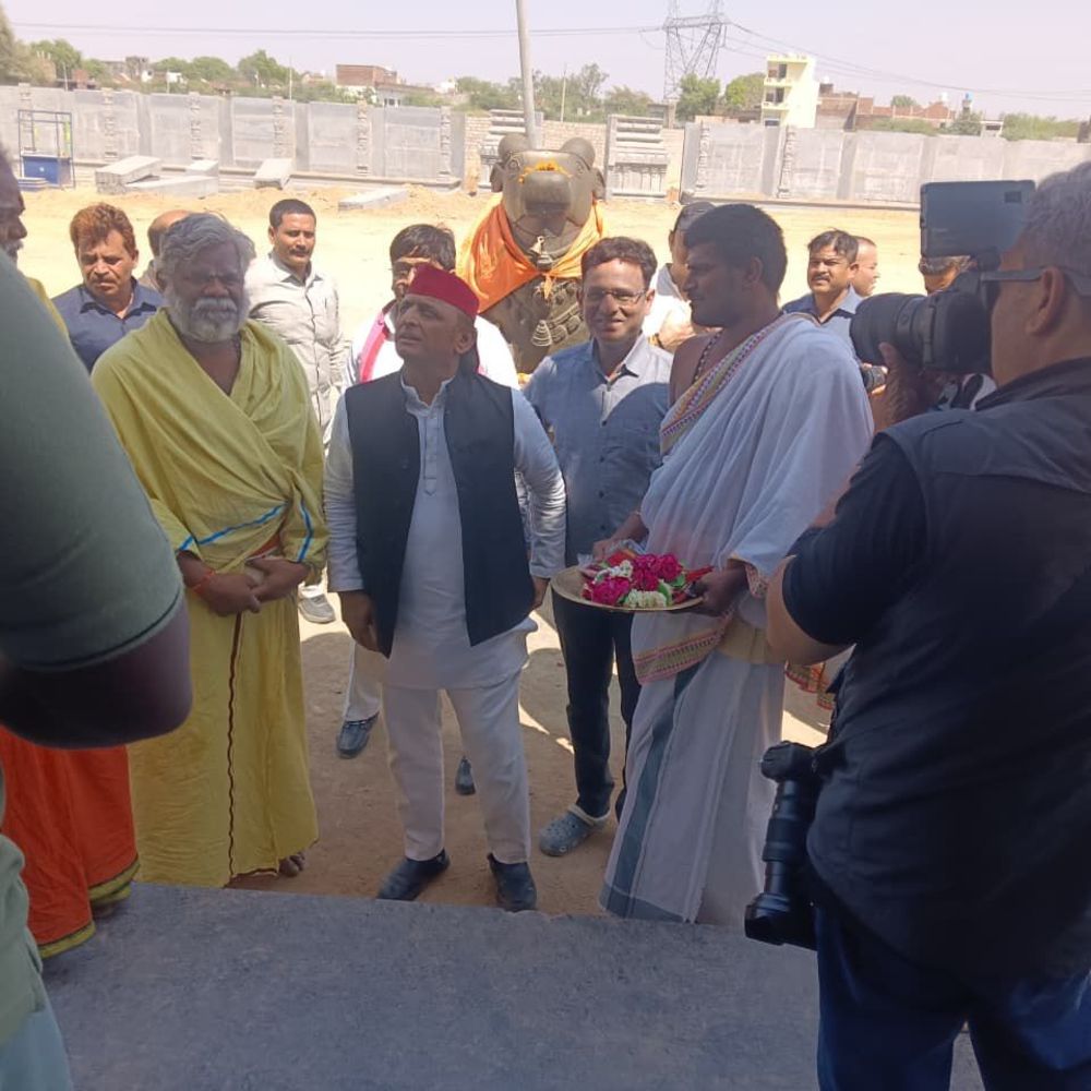 अखिलेश यादव ने केदारेश्वर महादेव मंदिर में की पूजा:निर्माण कार्य की प्रगति जानी, आम लोगों से भी मिले; बच्चे को गिफ्ट दिया