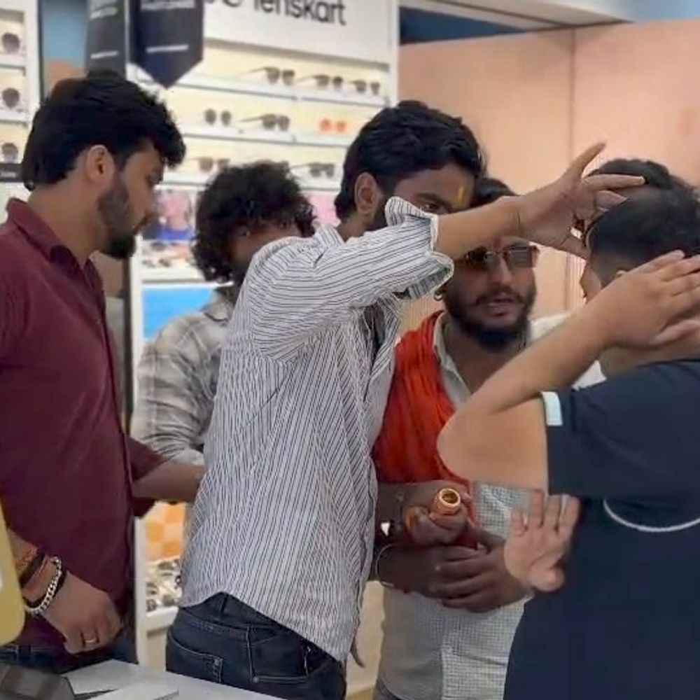 मुजफ्फरनगर में लेंसकार्ट स्टोर पर हिंदू संगठनों का प्रदर्शन:कर्मचारियों को तिलक-कलावा बांधा, धार्मिक प्रतीकों पर विवाद जारी