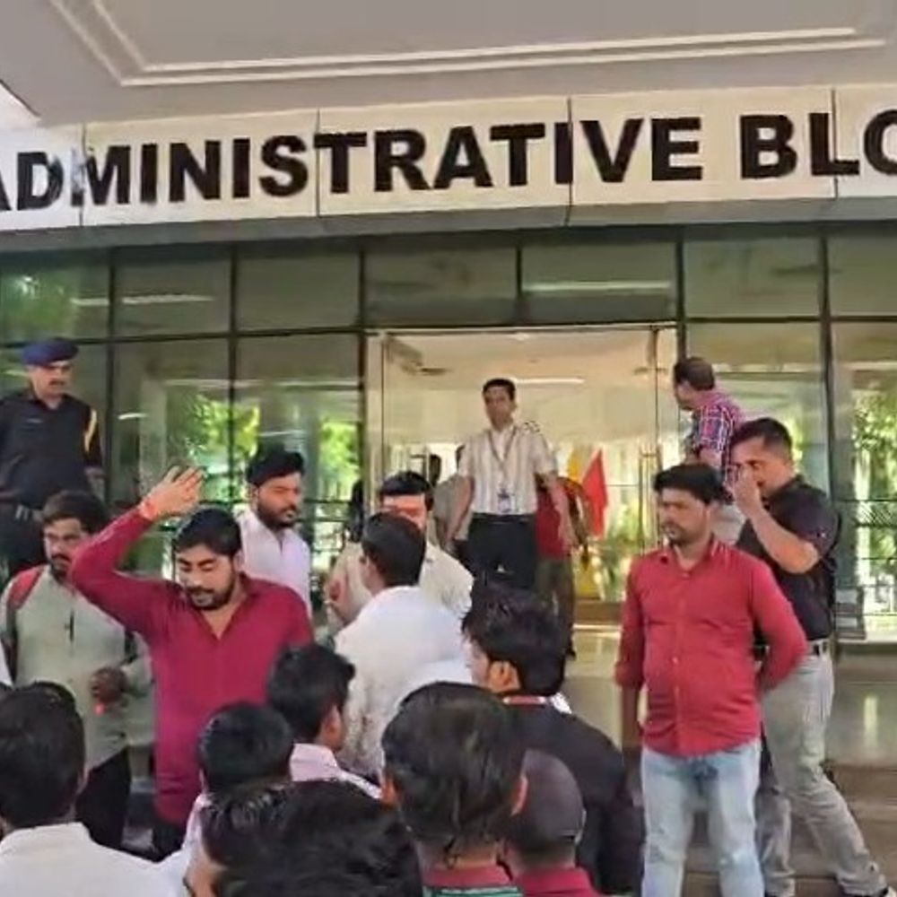 सैफई में आउटसोर्सिंग कर्मियों को दो माह से वेतन नहीं:नाराज कर्मचारियों ने कामकाज ठप कर प्रशासनिक भवन घेरा