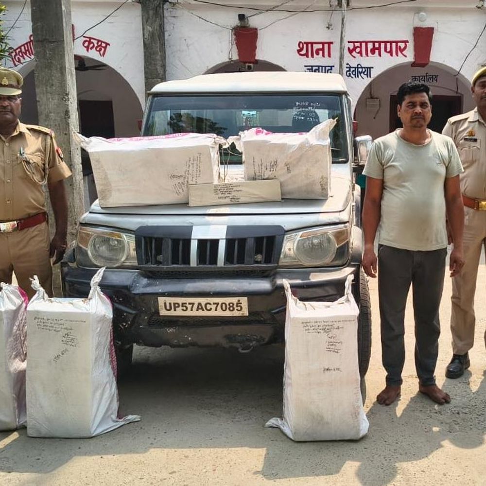 फर्जी नंबर प्लेट लगी बोलेरो से शराब बरामद:देवरिया में 20 पेटी अवैध अंग्रेजी शराब जब्त, एक तस्कर गिरफ्तार