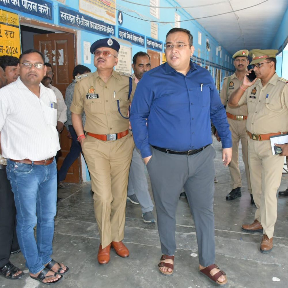 कासगंज में होमगार्ड्स परीक्षा, डीएम-एसपी ने केंद्रों का निरीक्षण किया:25 अप्रैल से 9 केंद्रों पर 19 हजार से अधिक अभ्यर्थी देंगे परीक्षा