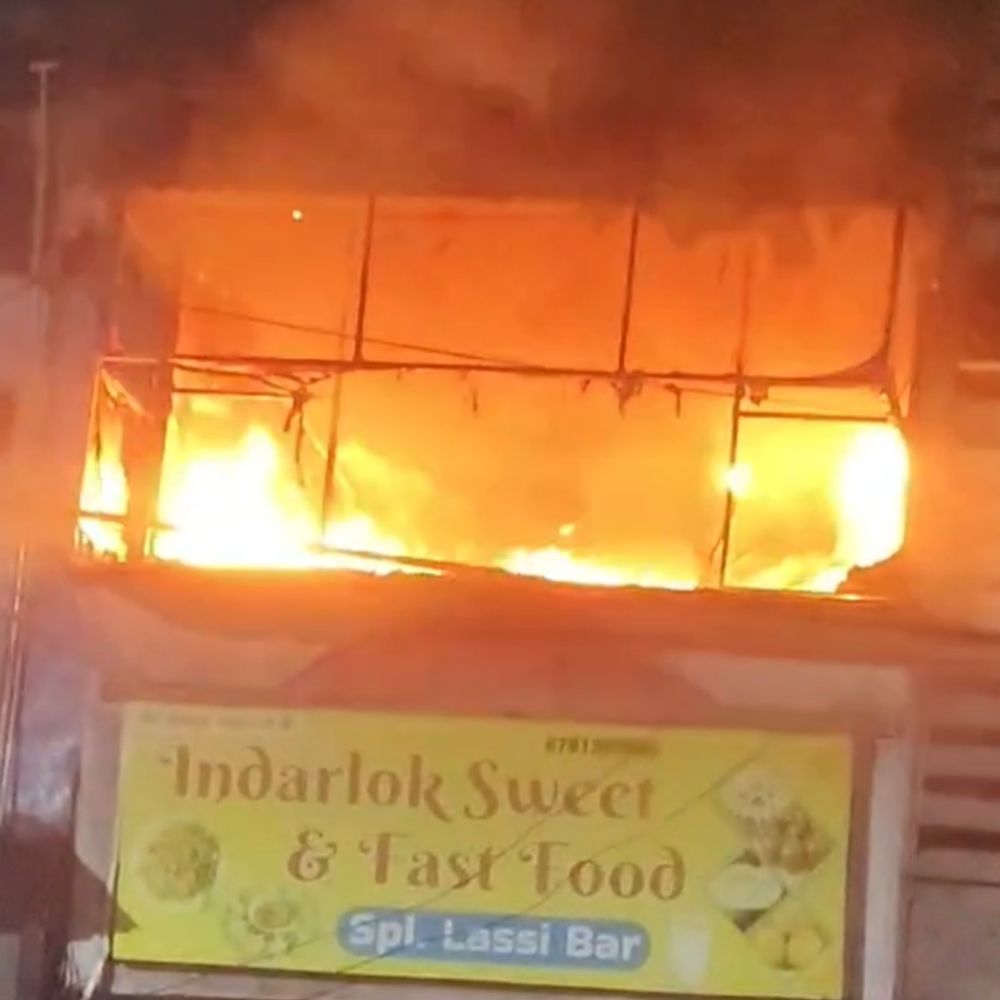 मेरठ में टेलर की दुकान में लगी आग:लाखों का सामान जला, दमकल ने घंटों बाद पाया काबू