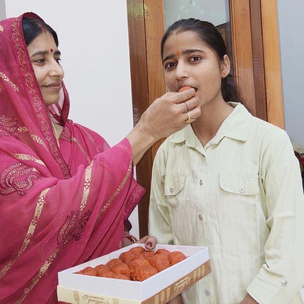 मिर्जापुर: हाईस्कूल में छात्राओं का शानदार प्रदर्शन:अंशिका ने प्रदेश टॉप-10 में बनाई जगह, सफाईकर्मी की बेटी पांचवें स्थान पर